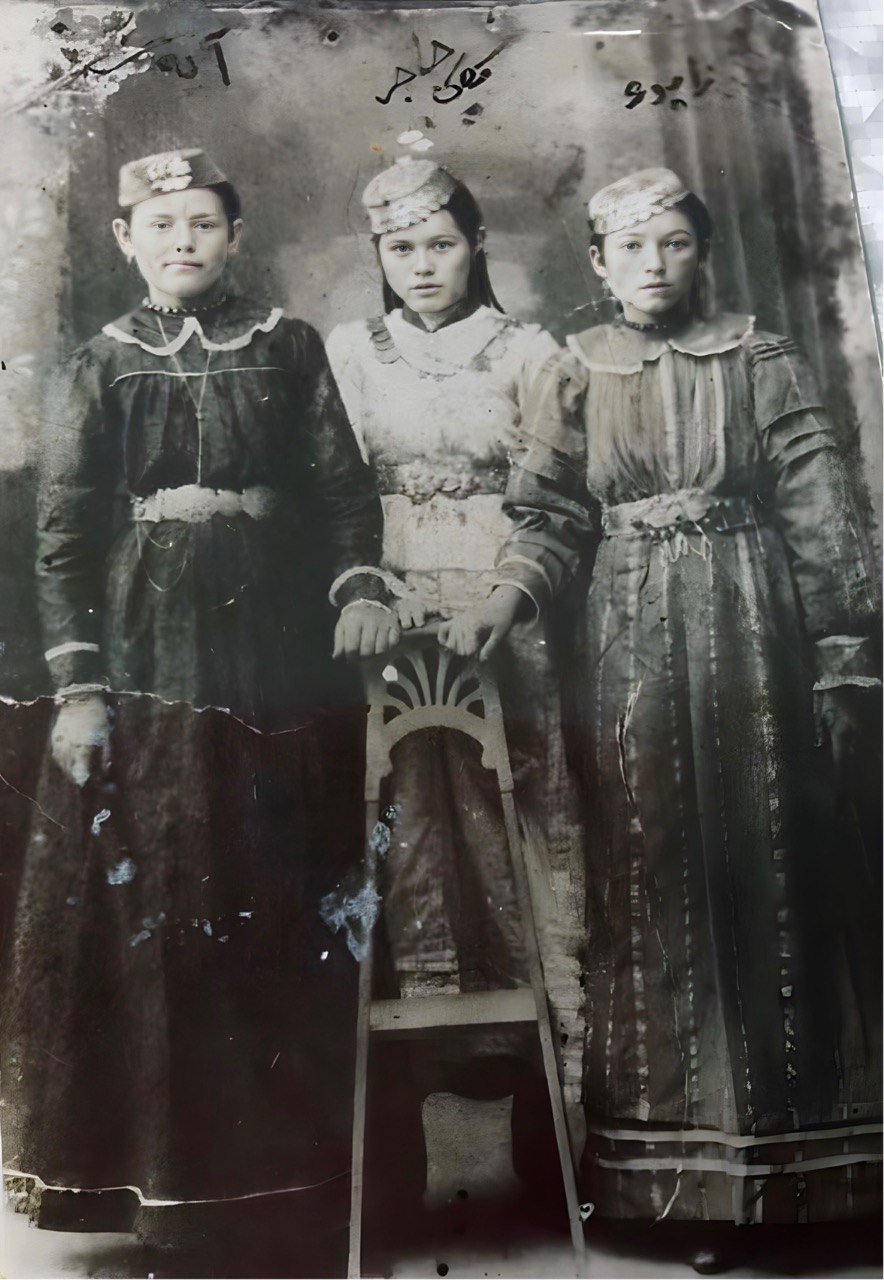 The oldest photo in Lia's family archive, circa 1910. In the middle is Adjer Menli Gazi, sister of Lia's great-great-grandfather Berdbek, with her friends. All dressed in national costumes. In 1944, she was deported to Uzbekistan from Kerch.