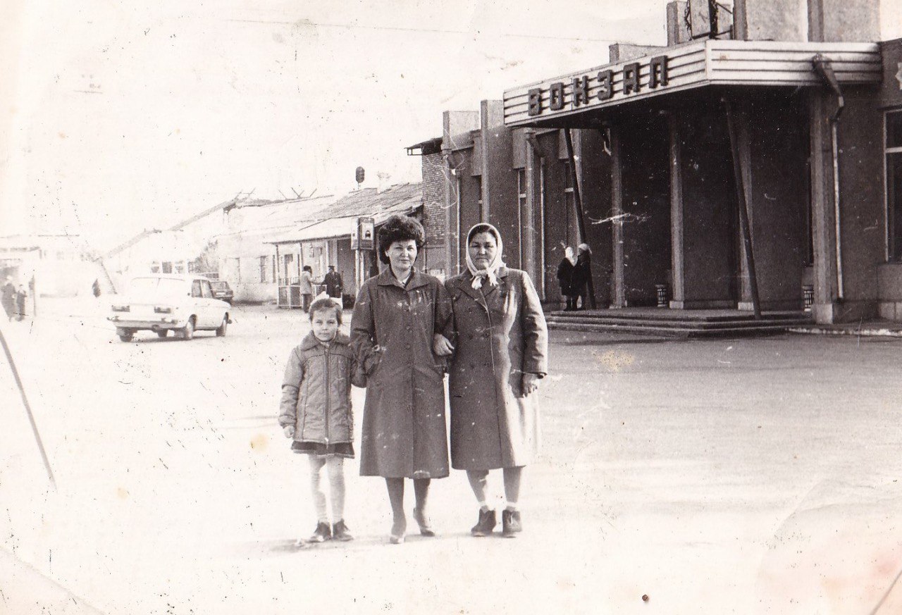 Lia's great-grandmother, grandmother and mother in Uzbekistan, 3 generations in deportation