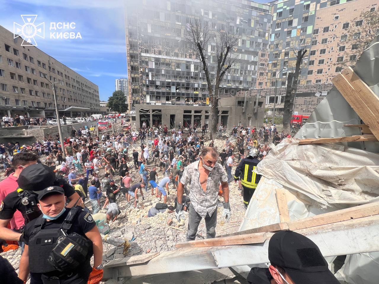 People from all over Kyiv came to help State Emergency Service workers, photo via the Kyiv SES.