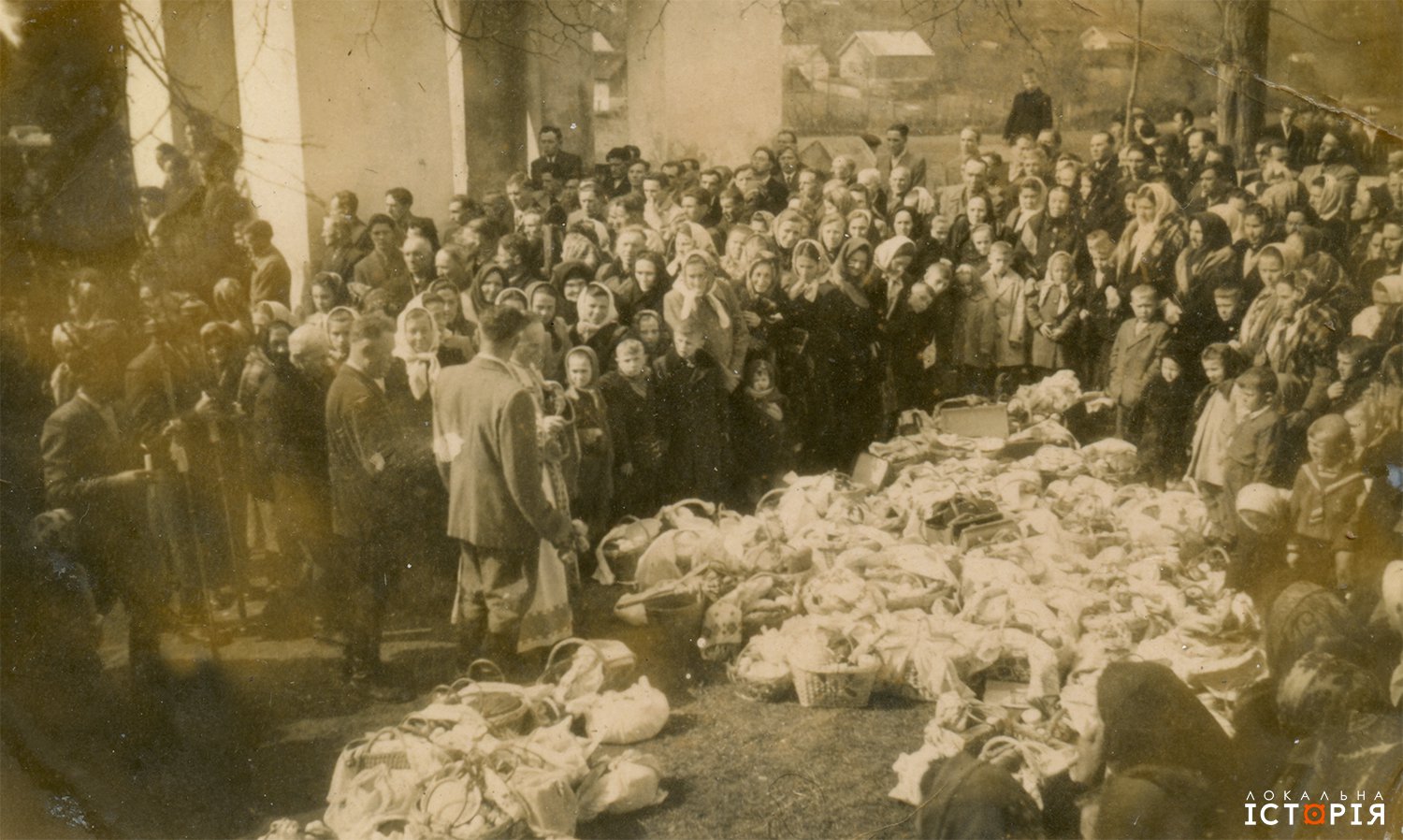 Consecration of pasky in the churchyard of Korelychy, Lviv oblast, 1960s. Credits: Local History