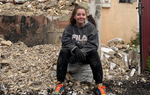 Volunteer Connects with Homeowners' Stories Through House Remnants