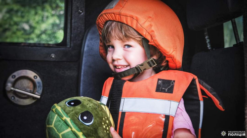 Ukrainian activists' Bulletproof Vests Protect Children and Soldiers